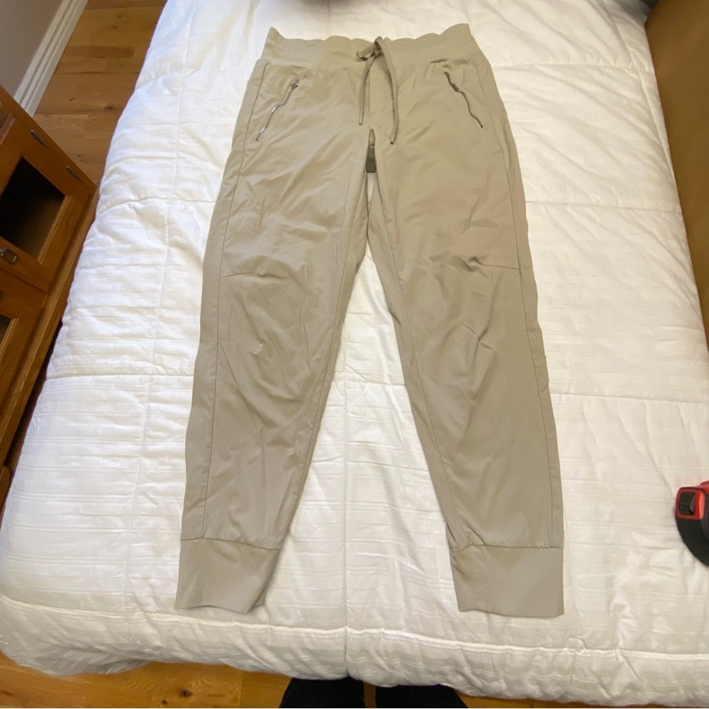 Athleta North trekkers khaki made with no iron crinkled fabric.